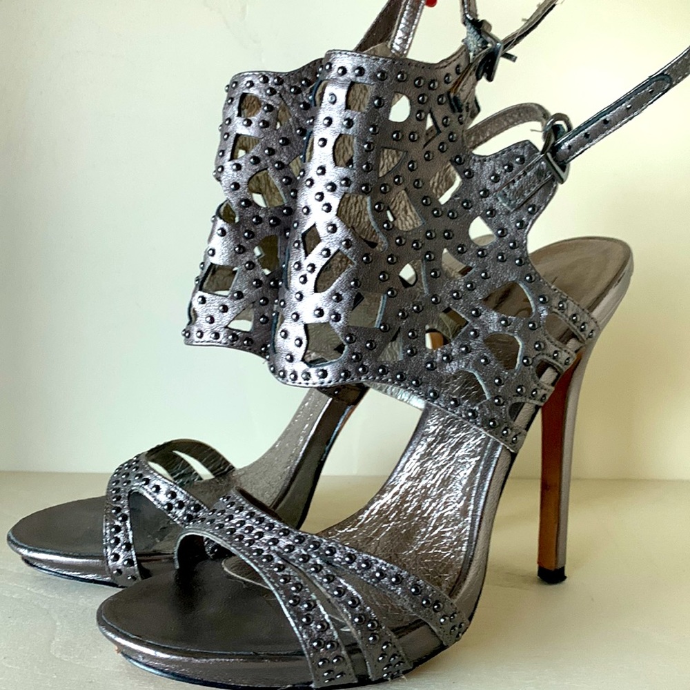 Woman’s shoe pewter